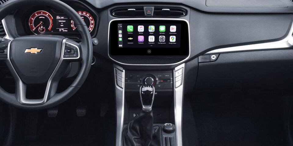 Tu pickup tiene un sistema de infoentretenimiento Chevrolet con Bluetooth, radio AM/FM, MP3 y AUX